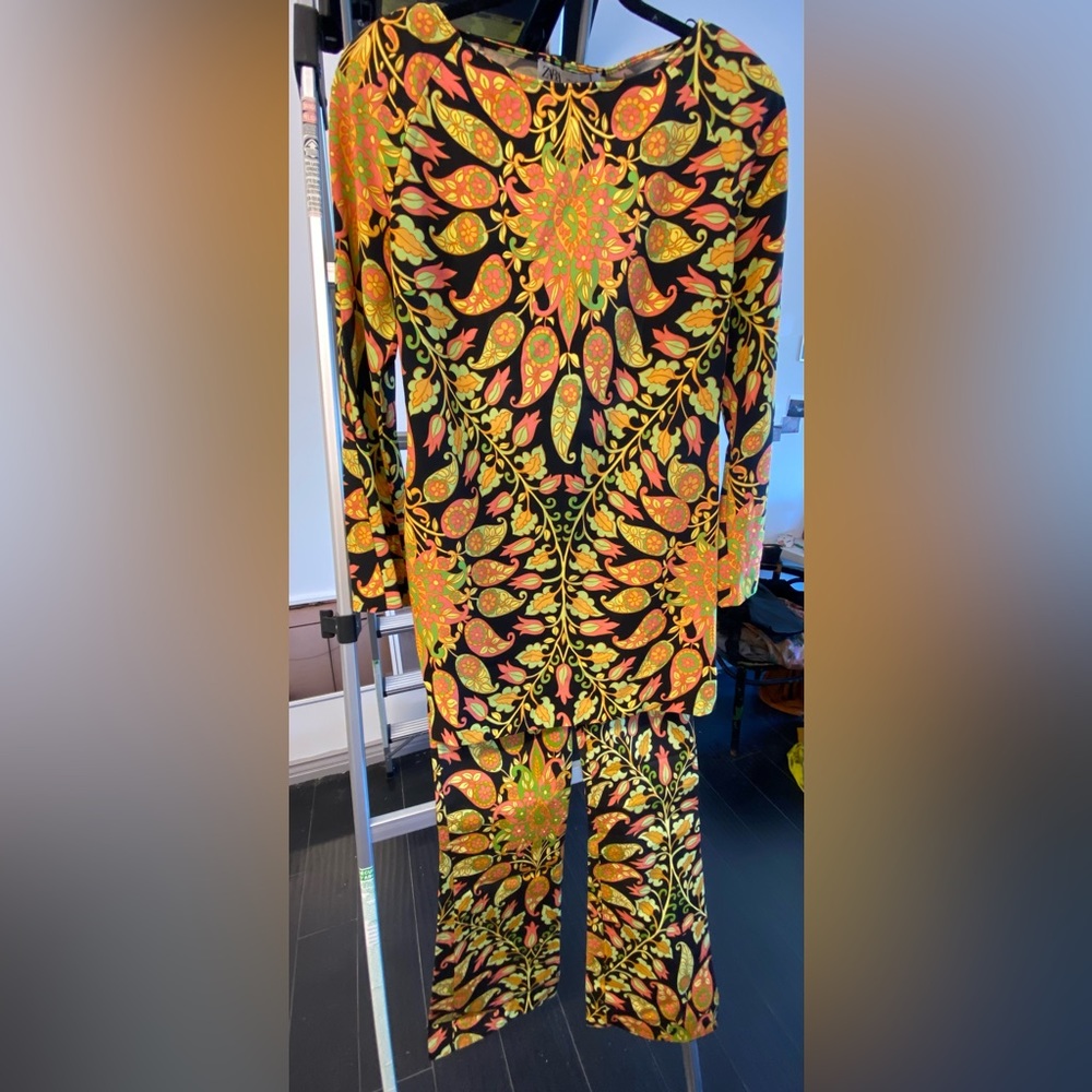 Matching Zara printer SET flare bottoms, tunic top